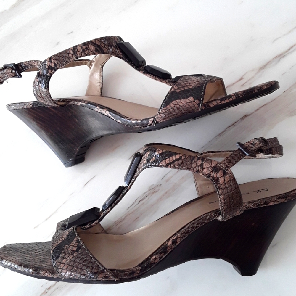ANNE KLEIN SNAKESKIN WEDGE BEJEWELED SANDALS SZ 9 - Picture 1 of 6